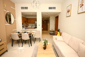 Χώρος καθιστικού στο Modern Island Escape 1BR with Pool Access