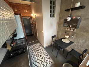 een keuken met een tafel en stoelen bij Apartment Kopli 78 in Tallinn +3 foto's