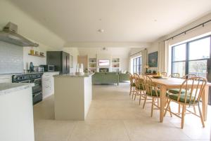 FroxfieldにあるValley Barnのテーブルと椅子のあるキッチンとダイニングルーム