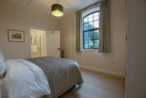 FroxfieldにあるValley Barnのベッドと窓のある寝室