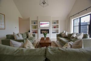 FroxfieldにあるValley Barnのソファ2つとテレビのあるリビングルーム