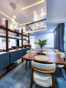 ein Esszimmer mit einem Holztisch und Stühlen in der Unterkunft The Glisson Residence, Adenta in Santeo