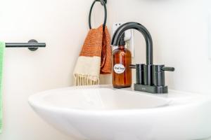 ein Waschbecken mit einem Seifenspender daneben in der Unterkunft Jungle House Chillicothe Sleeps 24 Downtown Ohio Free Parking - Walk to Historic District - 5BR Luxury Home - Pet Friendly - King Beds - Over 5,800 Five Star Stays in Chillicothe + 135 Fotos
