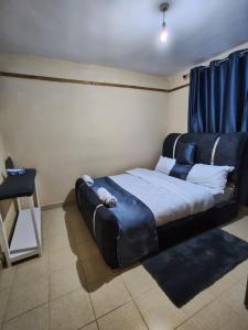 Postel nebo postele na pokoji v ubytování Located in White house, Nakuru + 4 fotografie