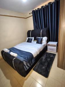 Postel nebo postele na pokoji v ubytování Located in White house, Nakuru