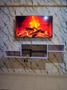 TV a/nebo společenská místnost v ubytování Located in White house, Nakuru