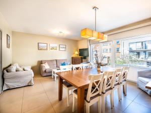 ein Esszimmer und ein Wohnzimmer mit Tisch und Stühlen in der Unterkunft Argenteuil eerste in Galopen