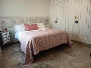 een slaapkamer met een bed met een gestreepte deken bij Capitulares 2 in Córdoba