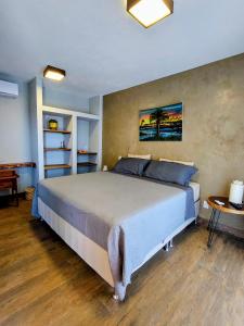 a bedroom with a large bed in a room at La Maison Loosaï -Σlégance-avec TV in Itacaré