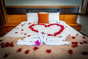 a bed with two swans and a heart of roses at El Toro en Bicicleta in San Miguel de los Bancos
