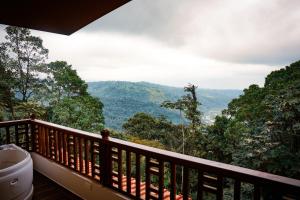 a balcony with a view of the mountains at El Toro en Bicicleta in San Miguel de los Bancos