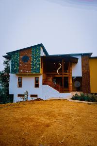 a house with a building with a yard in front of it at El Toro en Bicicleta in San Miguel de los Bancos
