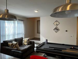 Χώρος καθιστικού στο Private bedroom with full bathroom