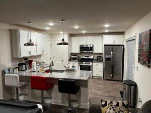 Η κουζίνα ή μικρή κουζίνα στο Private bedroom with full bathroom