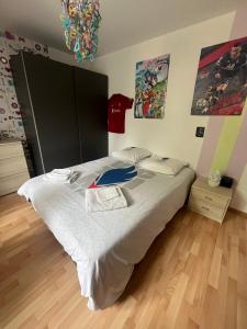 une chambre avec un grand lit avec des draps blancs dans l'établissement 3 chambres 24 heures, à Mulsanne