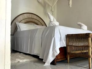 Un dormitorio con una cama con un edredón blanco. en Marijan Lodge, en Chimpamba 11 fotos más