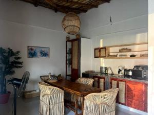 Una cocina con una mesa y sillas de madera. en Marijan Lodge, en Chimpamba
