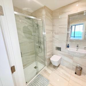 Koupelna v ubytování Horizon Seaview-Ramsgate-FreeParking-Sleeps 4 + 6 fotografií