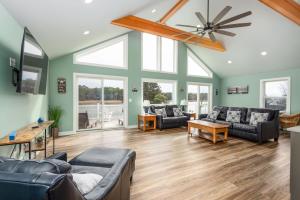 Istumisnurk majutusasutuses Grays Inn Creek Waterfront Pvt Dock Kayaks & View +44 fotot