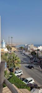 阿加迪尔Room的停车场里停着汽车的城市街道