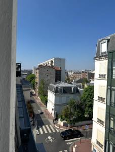 a view of a city street with a car on the road at Appartement Lumineux, à 5 minutes de Paris in Asnières-sur-Seine