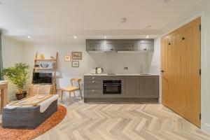 - une cuisine avec un canapé et une table dans une chambre dans l'établissement Rock Mill - 1 Bedroom Apartment, à Stony Middleton