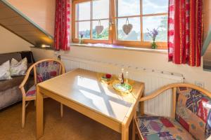 a small dining room with a table and chairs at Ferienwohnung Obstwiese in Hergensweiler