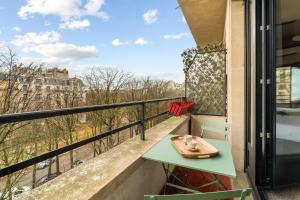 un balcone con tavolo e vista sulla città di Stylish apartment with balcony & lift a Parigi