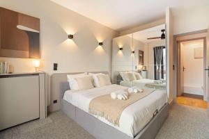 una camera da letto con un letto grande e uno specchio di Stylish apartment with balcony & lift a Parigi Altre 33 foto