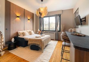 una camera da letto con un letto e un tavolo in una stanza di Stylish apartment with balcony & lift a Parigi