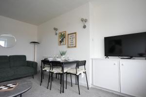 Una televisión o centro de entretenimiento en Hyslop Hideaway