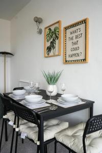 Galería fotográfica de Hyslop Hideaway en Airdrie 23 fotos más