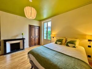 Postel nebo postele na pokoji v ubytování Garden - Center of Fontainebleau - Parking