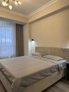 Ένα ή περισσότερα κρεβάτια σε δωμάτιο στο Sunrise House by Lake & Nature