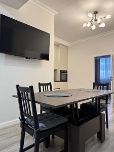 Μια τηλεόραση ή/και κέντρο ψυχαγωγίας στο Sunrise House by Lake & Nature +21 φωτογραφίες