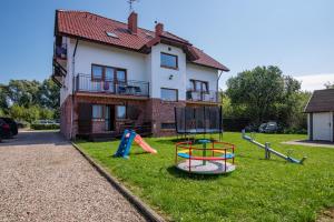 ゴンスキにあるNostalgia Gąskiの家の前の庭