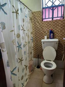 Et badeværelse på Zariah Homes 2 + 4 billeder