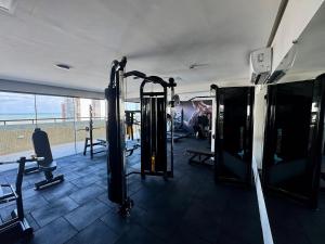een fitnessruimte met verschillende loopbanden en machines in een kamer bij Apartamento com Área de Lazer na Cobertura in Cururupe
