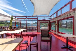 un restaurant avec des tables, des chaises et des fenêtres dans l'établissement Anchor Lodge, à Fort Bragg