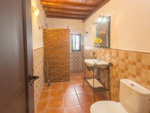 ein Badezimmer mit Toilette und Waschbecken in der Unterkunft Villa 35 by Villamya in El Gastor