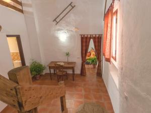 einen Flur mit einem Tisch und einem Stuhl in einem Zimmer in der Unterkunft Villa 35 by Villamya in El Gastor