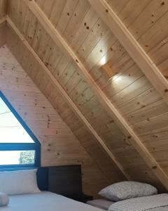 Ένα ή περισσότερα κρεβάτια σε δωμάτιο στο Emin Dom Mionica +27 φωτογραφίες