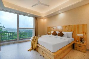 Ένα ή περισσότερα κρεβάτια σε δωμάτιο στο The Aura Kasauli +16 φωτογραφίες