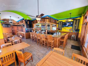 un ristorante con tavoli e sedie in legno e un bar di Sonoran Spa E509 a Campo del Medio