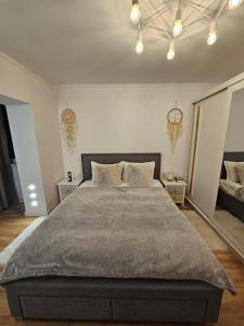 Ένα ή περισσότερα κρεβάτια σε δωμάτιο στο White Central Apartment +4 φωτογραφίες