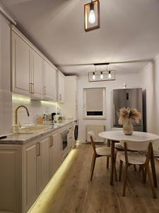 Η κουζίνα ή μικρή κουζίνα στο White Central Apartment