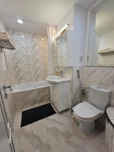 Ένα μπάνιο στο White Central Apartment