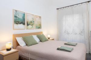 Un dormitorio con una cama con dos toallas encima. en Il Cantuccio di Vittorio - Apartment with private garden in the Heart of Volterra, en Volterra