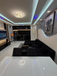 un salon avec une table et un canapé dans l'établissement Numéro 1, à Arafat