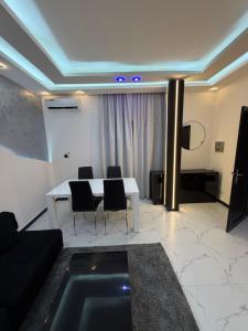 un salon avec une table, des chaises et une télévision dans l'établissement Numéro 1, à Arafat 5 autres photos